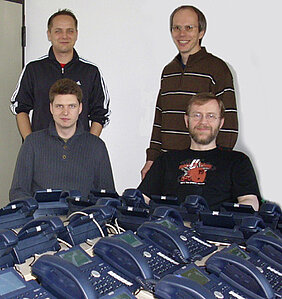 Dieses Team aus dem Rechenzentrum stellt die Universität auf das neue Telefonsystem um: hinten links Jürgen Thomeier, daneben Projektleiter Helmut Celina, vorne links Ingo Kietzerow, neben ihm Andreas Koch. Es fehlt Winfried Fuchs. Foto: Michael Tschern