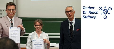 Leonard Fink und Franziska Schneider mit ihren Urkunden neben Laudator Christoph Lambert (Foto: C. Stadler)