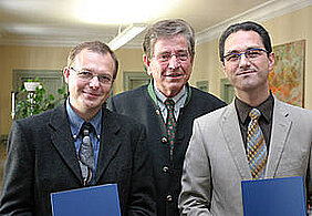 Robert Hock (l.) und Jürgen Roth (r.) bei der Preisverleihung durch Thomas Goppel am 18. September in München. Foto: Peter Hemza