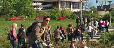 Studierende auf dem Würzburger Hubland-Campus, im Hintergrund die Universitätsbibliothek. Foto: Stadt Würzburg