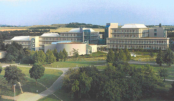 Bild: Das Biozentrum am Campus Am Hubland 1999